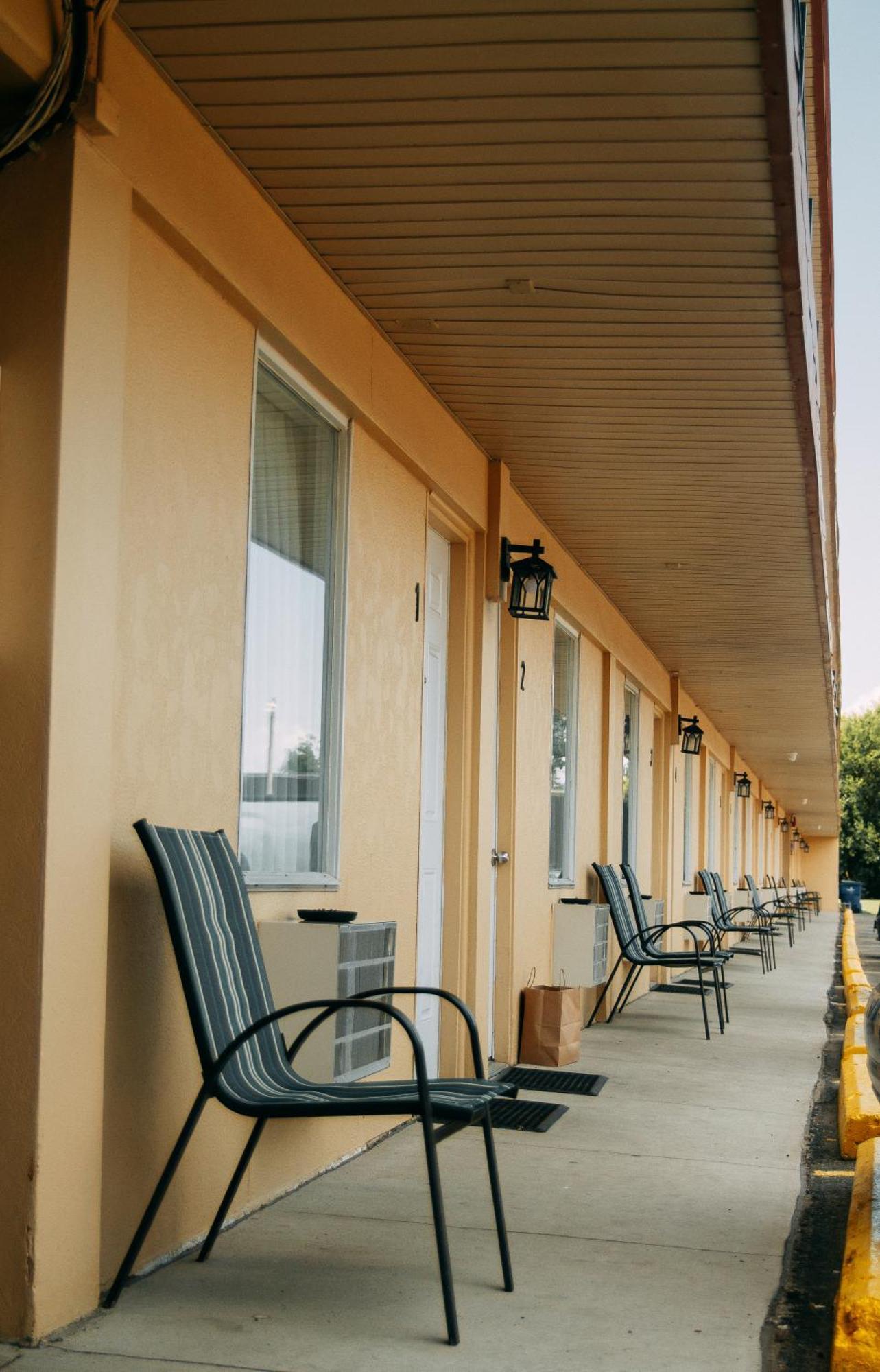 Saxony Motel Chatham-Kent Экстерьер фото