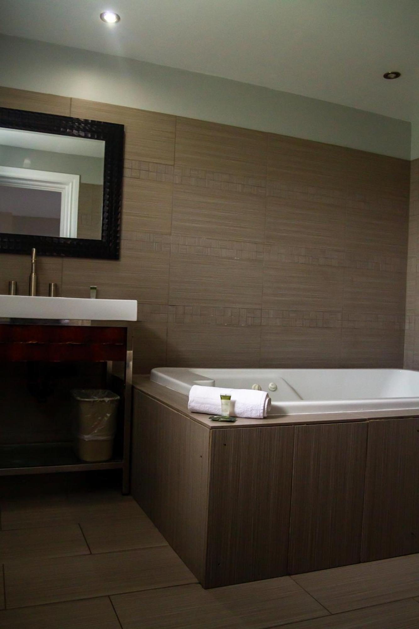 Saxony Motel Chatham-Kent Экстерьер фото