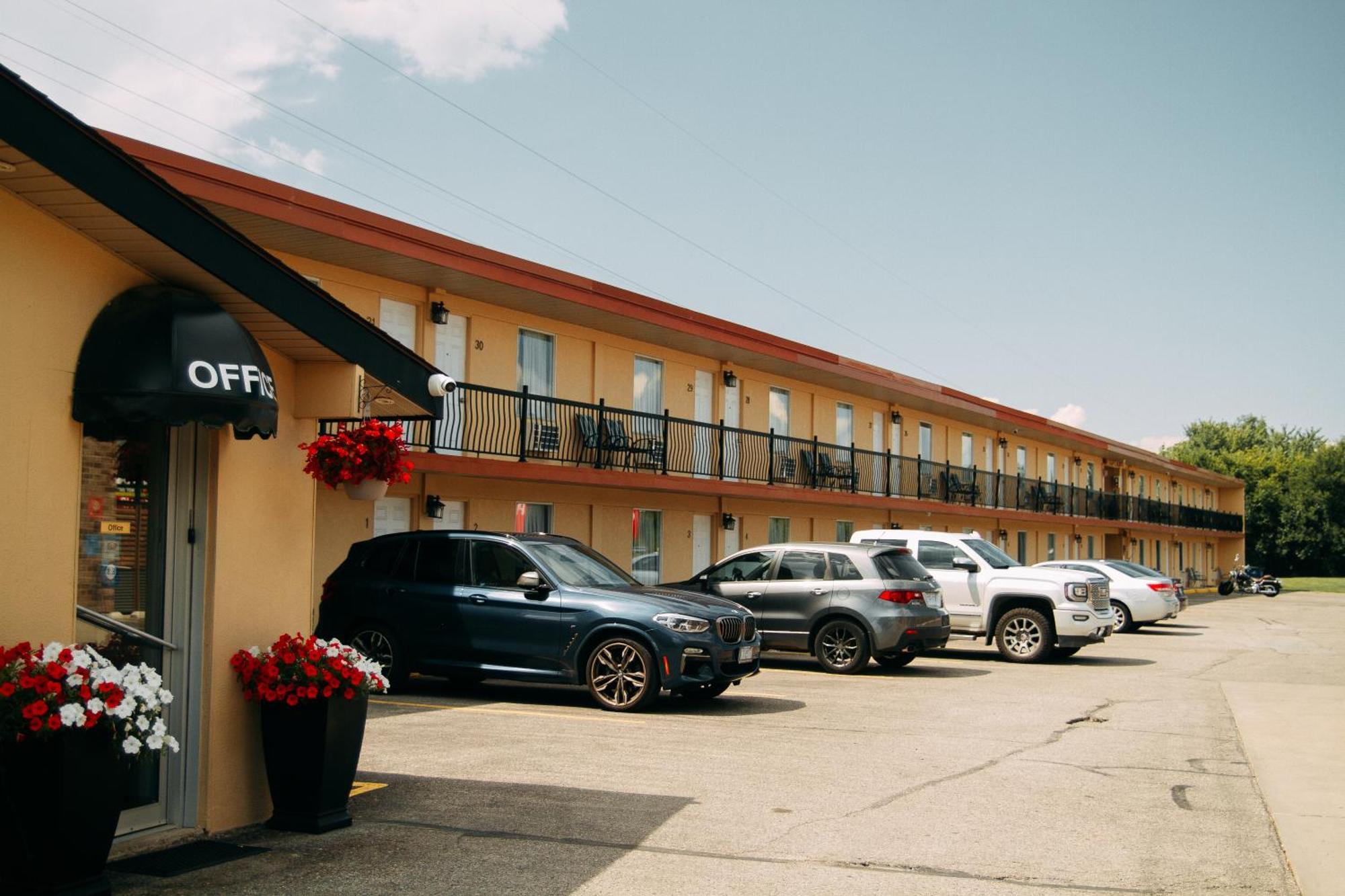 Saxony Motel Chatham-Kent Экстерьер фото